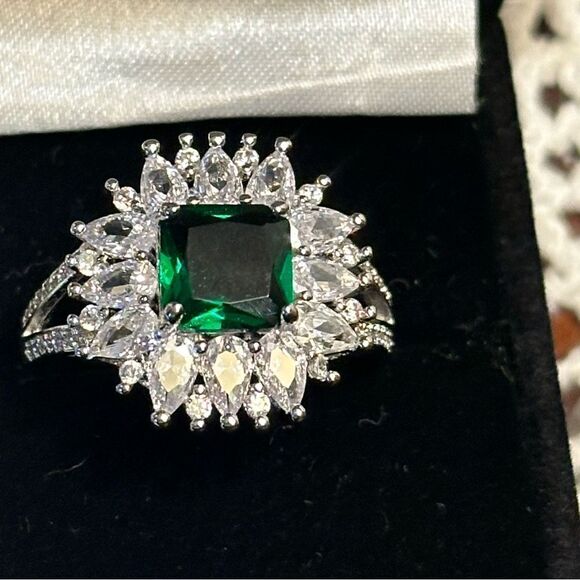 HURRY⭐️NEW⭐️ HUGE GREEN GEMSTONE RING LAB CREATED EMERALD WHITE CZ SQUARE BLING - Picture 4 of 11